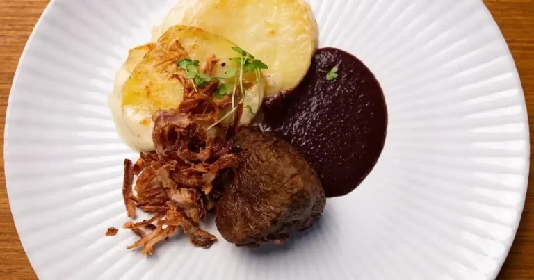 Foto da receita de Filé mignon grelhado com molho de vinho tinto, batatas gratinadas e cebola crocante