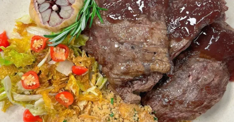 Foto da receita de Fraldinha ao molho de vinho com farofa de alho e acelga