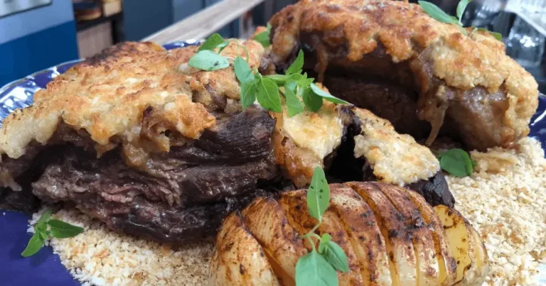 Foto da receita de Fraldinha com crosta de alho e batatas laminadas ao forno