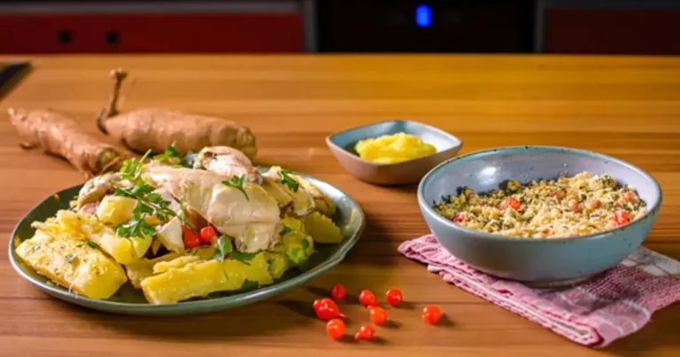 Foto da receita de Frango Assado na Crosta de Sal com Mandioca na Manteiga de Garrafa