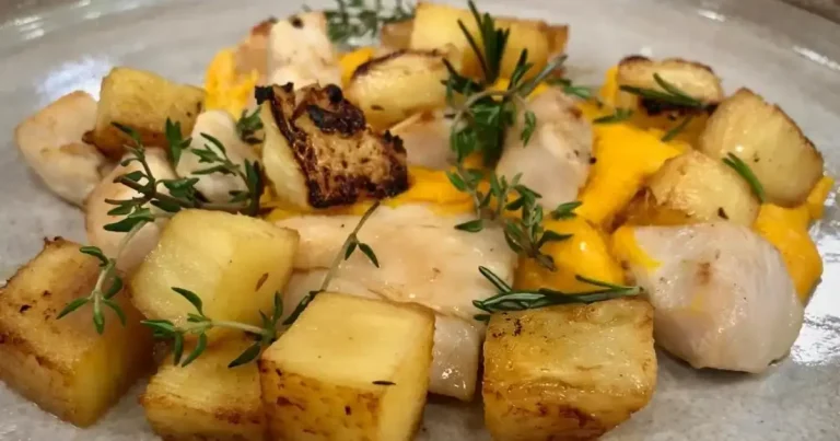 Foto da receita de Frango com cubos de abacaxi e aveludado de cenoura