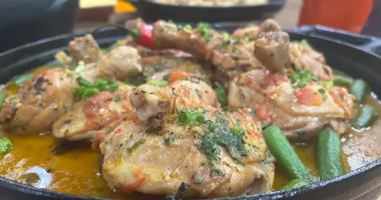 Foto da receita de Frango com quiabo e tutu à mineira