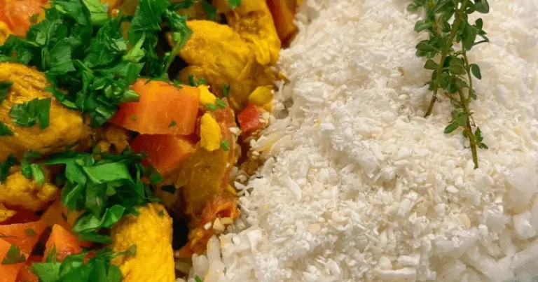 Foto da receita de Frango em cubos com legumes ao molho levemente picante e arroz com coco