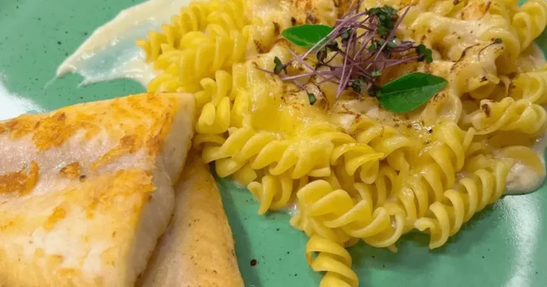 Foto da receita de Fusilli ao bechamel de alho com filé de peixe
