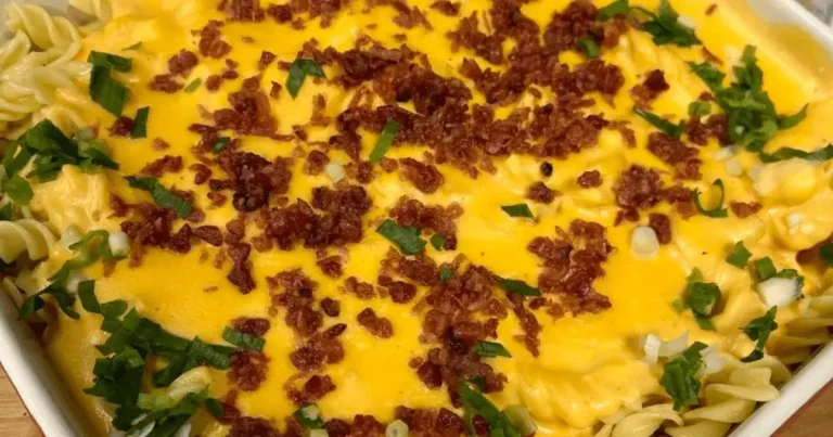 Foto da receita de Fusilli ao molho de queijos com farofa de bacon