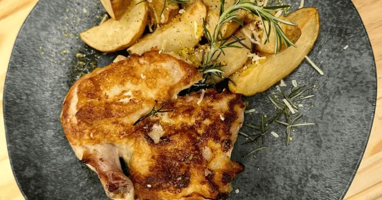 Foto da receita de Galeto desossado com batatas rústicas na páprica
