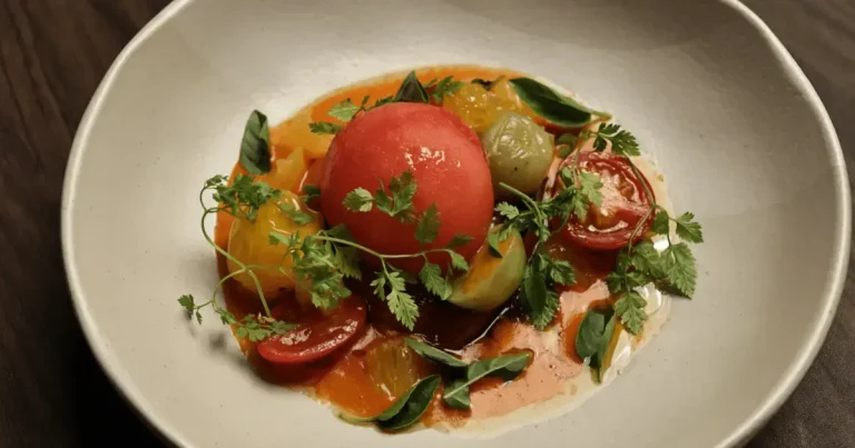 Gaspacho de melão com tomate recheado