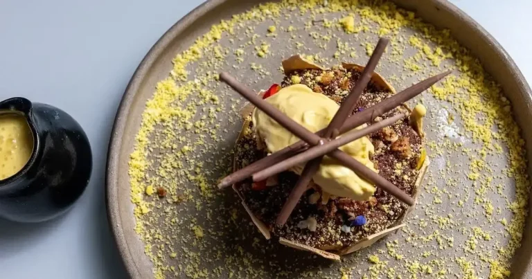 Foto da receita de Gâteau de caqui e chocolate com sorvete butiá