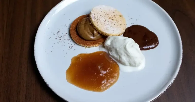 Foto da receita de Gelato de mascarpone com biscoito savoiardi, gel de vinho marsala e calda de chocolate com café