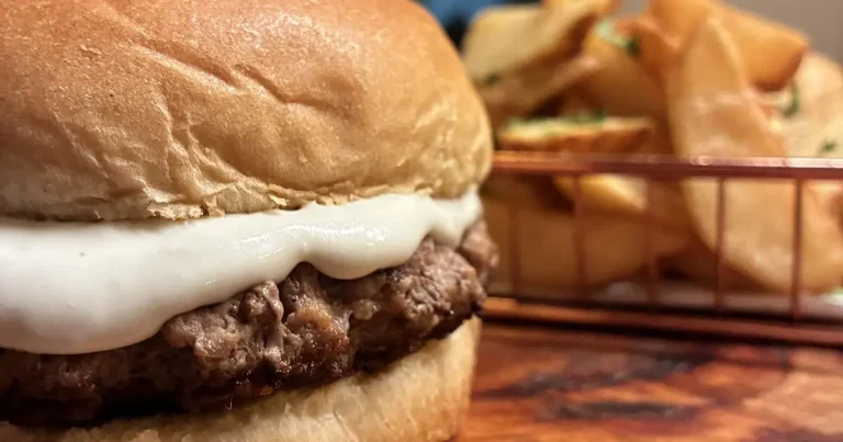 Hambúrguer artesanal com molho de gorgonzola