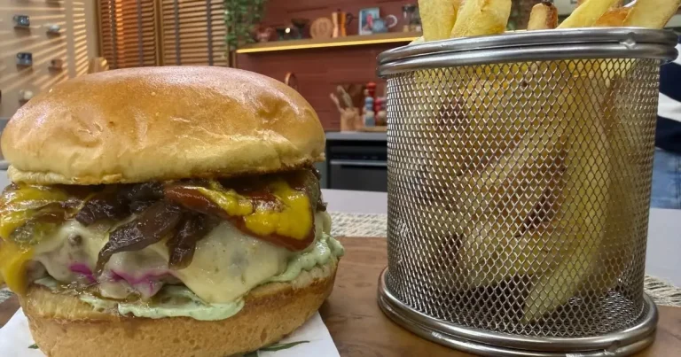 Foto da receita de Hambúrguer com batata frita