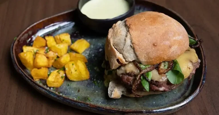 Foto da receita de Hambúrguer de blend de costela com cupim e maionese de agrião