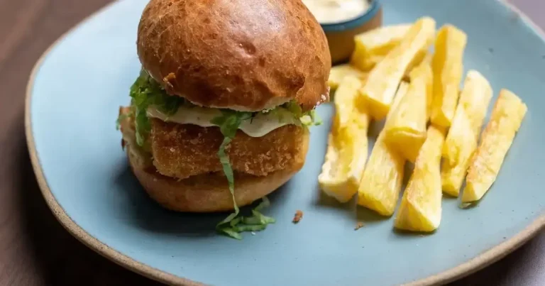 Foto da receita de Hambúrguer de peixe empanado com picles de maxixe, maionese de missô e mandioca frita