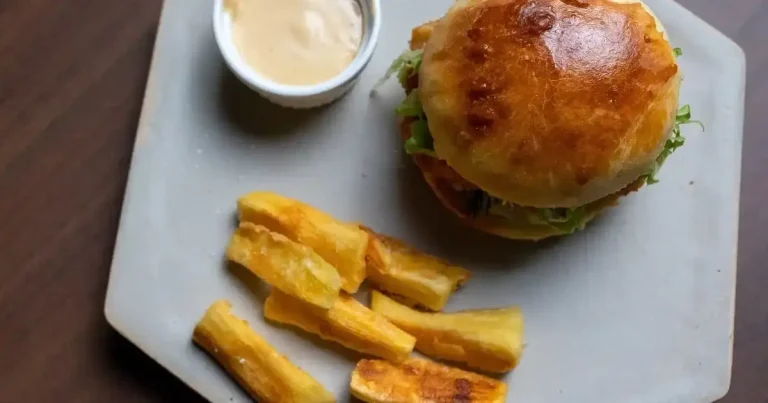 Foto da receita de Hambúrguer de pescada amarela empanada com picles de maxixe, maionese de missô e macaxeira frita