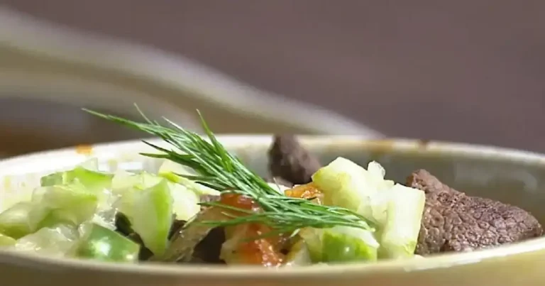 Foto da receita de Iscas de fígado de porco, relish de maxixe e salada de feijão fradinho
