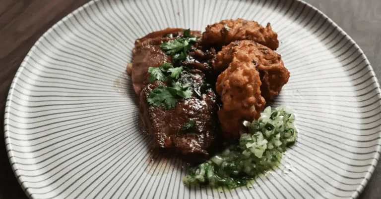 Foto da receita de Língua bovina com bolinho de macarrão e vinagrete