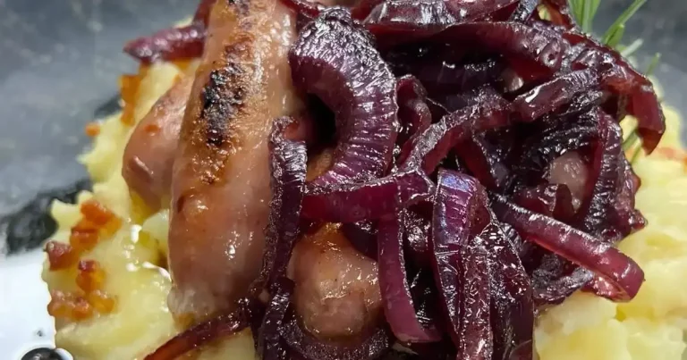 Foto da receita de Linguiça ao molho de cebola roxa e purê rústico de batata