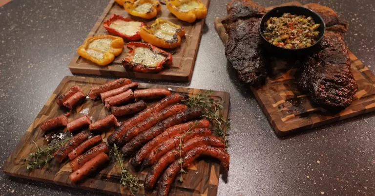 Foto da receita de Linguiça parrillera e vazio bovino com pimentão e queijo na brasa