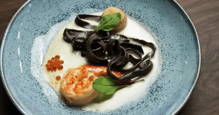 Foto da receita de Linguine negro com frutos do mar, creme de espumante e folhas de beterraba