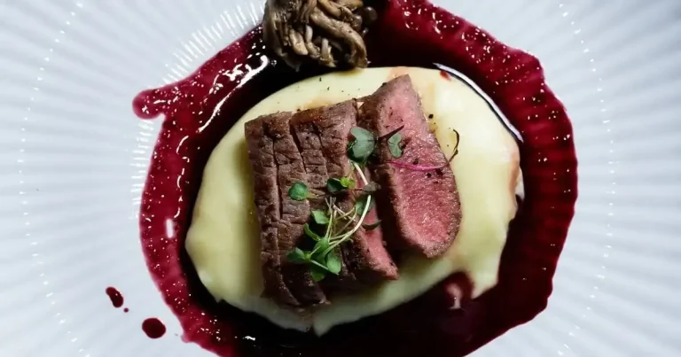 Foto da receita de Lombo de cordeiro ao molho de vinho tinto com aligot