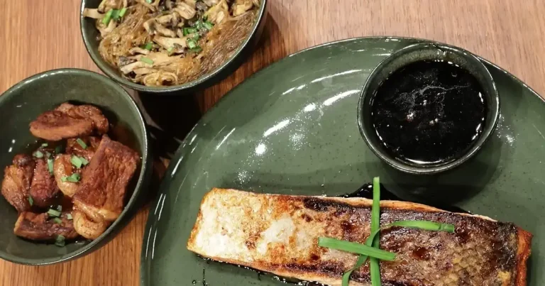 Foto da receita de Lombo suíno, filé de salmão e bifum com shimeji