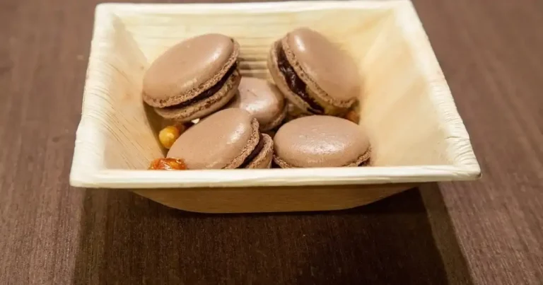 Foto da receita de Macaron de chocolate com creme de praliné