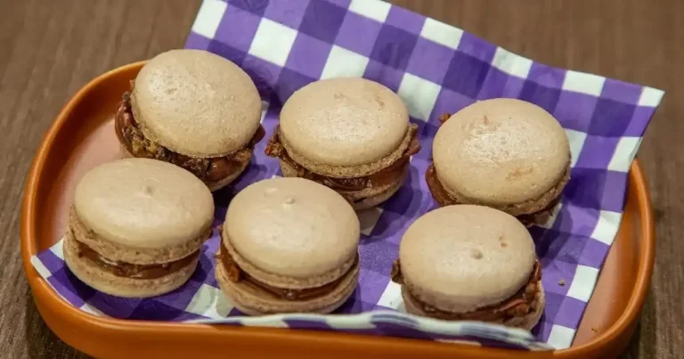 Foto da receita de Macaron de chocolate com ganache de laranja e nibs de cacau