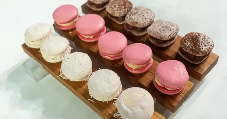 Foto da receita de Macarons recheados de doce de leite com ganache de baunilha, coco e mel, compota de abacaxi e maçã caramelizada