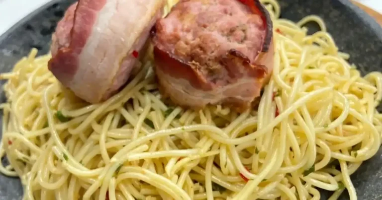 Foto da receita de Macarrão alho e óleo com medalhão de linguiça