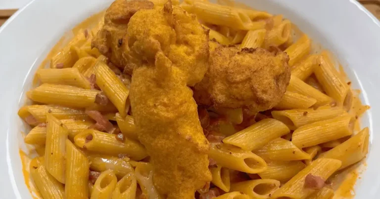 Foto da receita de Macarrão ao molho de calabresa flambada com filé de frango empanado na massa de batata