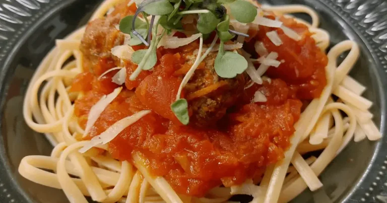 Foto da receita de Macarrão ao molho pomodoro com polpetines de carne