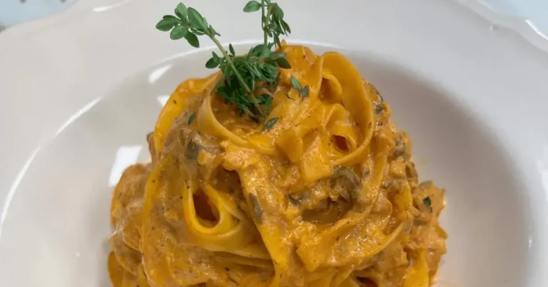 Foto da receita de Macarrão com tirinhas de carne ao molho rosé