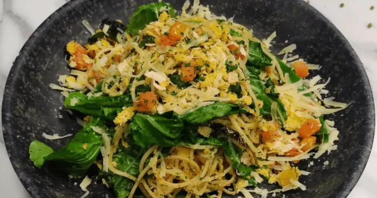 Foto da receita de Macarrão farofado com rúcula