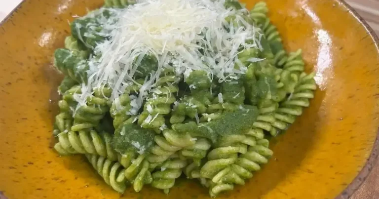 Foto da receita de Macarrão parafuso com molho de salsa