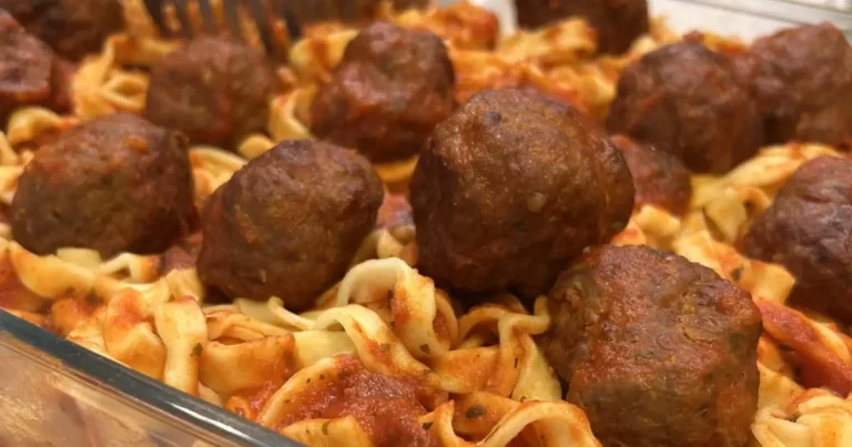 Foto da receita de Macarronada ao molho sugo com polpetas