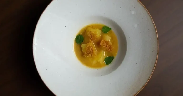 Foto da receita de Mandioca cozida no caldo de frango com tucupi, azeite de pesto de jambu e crocante de farinha d’água