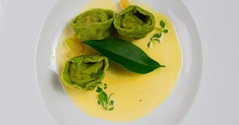 Foto da receita de Massa recheada de camarão e nduja, chuchu e beurre blanc de vinho do Porto branco