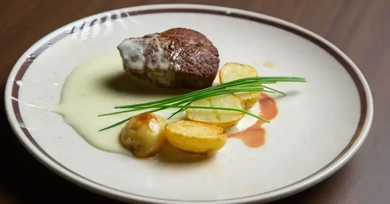 Foto da receita de Medalhão de filé mignon ao molho de alho com batatas ao forno