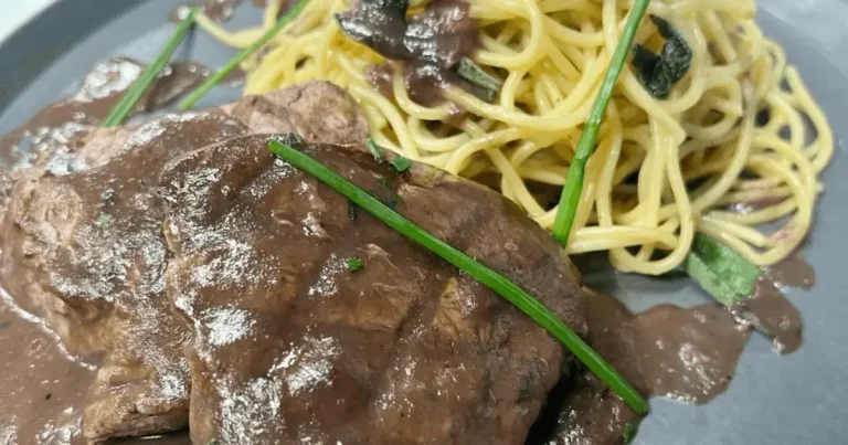 Foto da receita de Medalhão de filé mignon ao molho de vinho tinto com espaguete na manteiga