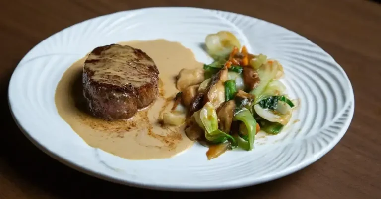 Foto da receita de Medalhão de filé mignon ao molho de foie gras com bok choy ao molho hoisin