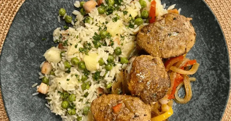 Foto da receita de Medalhão de filé mignon suíno e arroz com bacon e abacaxi
