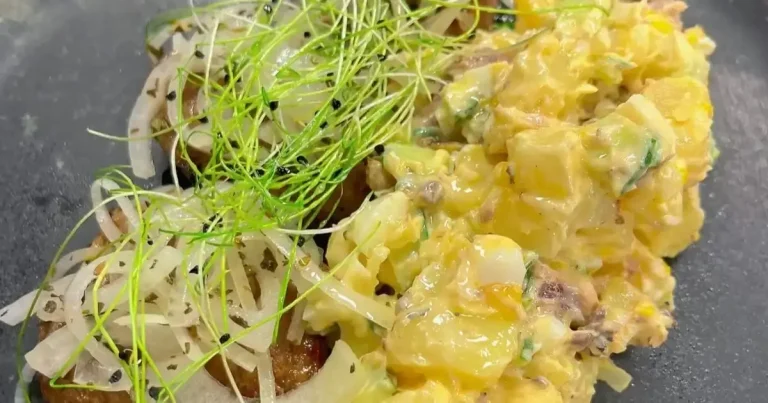 Foto da receita de Medalhão de mignon acebolado com salada de batata