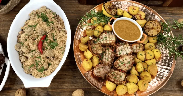 Foto da receita de Medalhão suíno ao molho de mostarda e mel com batatas na manteiga e farofa de banana