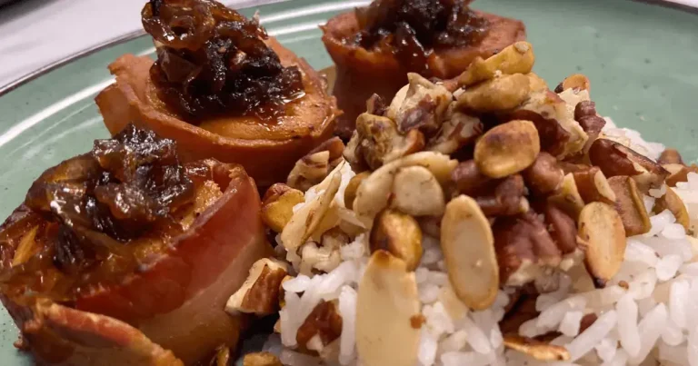 Foto da receita de Medalhões de frango com cebola caramelizada e arroz com castanhas