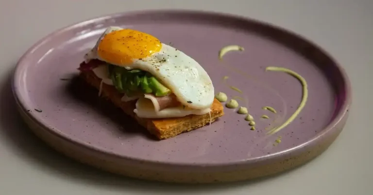 Foto da receita de Mil-folhas salgado de avocado toast