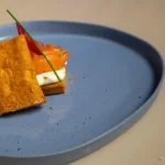 Mil-folhas salgado de salmão glavlax com sour cream e picles de cebola roxa