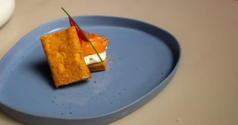 Foto da receita de Mil-folhas salgado de salmão glavlax com sour cream e picles de cebola roxa