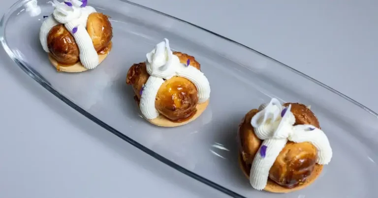 Foto da receita de Mini saint-honoré de maracujá-do-cerrado, tangerina e coco