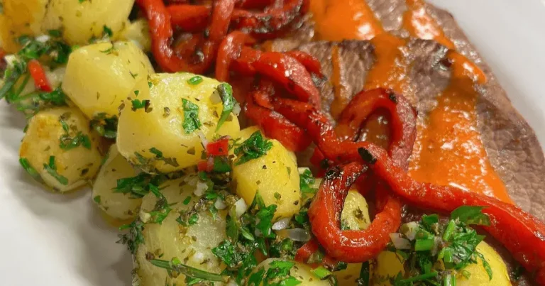 Foto da receita de Miolo de alcatra ao molho de pimentão com batata salteada