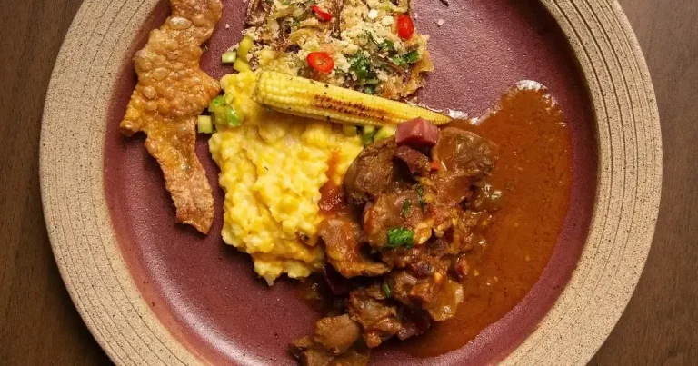 Foto da receita de Moela de frango ensopada com canjiquinha, picles de maxixe e farofa crocante
